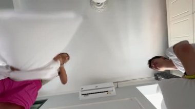 İki el, iş yerinde dinamik ve yaratıcı bir süreç sergileyen bir yığın beyaz kağıtla aktif olarak etkileşim halindedir.