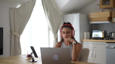 Bir kadın evinden uzakta çalışıyor. Günümüzde pek çok insanın benimsediği modern iş tarzını somutlaştırıyor.