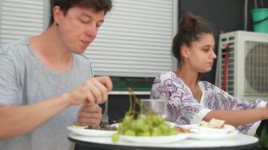 Bir çift birlikte yemek yer, lezzetli yemeklerin tadını çıkarır ve rahat bir atmosferde sohbet ederiz.