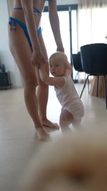 Yürek ısıtan bir sahne, neşeli bir şekilde ebeveynlerinin elini tutan bir çocuğu tasvir eder.