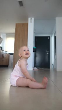 Neşeli ve meraklı bir bebek, şık ve modern bir iç tasarım içinde çevrelerini zevkle keşfeder.