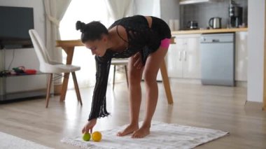 Bir kadın, evinin rahatlığı içinde sağlık ve denge üzerine yoğunlaşarak çeşitli sağlık faaliyetlerinde bulunur.