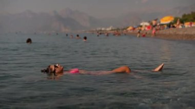 Manzaralı sahilde huzurlu ve huzurlu bir an. Hoş ve tasasız yaz atmosferleri sergiliyor.