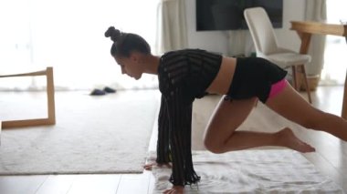 Esnek bir birey, şık, çağdaş ve davetkar bir yaşam alanı içinde ustalıkla yoga pozu veriyor.
