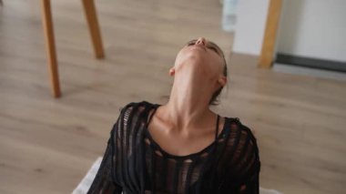 Zarif bir yaşam alanında yoga yapan bir insan esneklik ve sağlığa odaklanır..