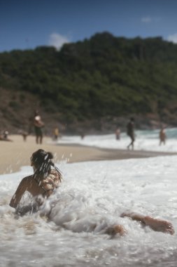 Güneş banyosu ve dalgalar gibi aktivitelerle plajda geçirilen son derece güzel bir gün.