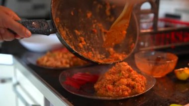 Canlı ve göz kamaştırıcı bir yemek tabağı hazırlanıyor, muhteşem bir şekilde mutfak yaratıcılığı ve lezzetli tatlar sergiliyor.