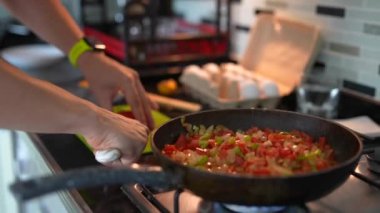 Şık, davetkar bir mutfak atmosferinde taze sebzelerin yer aldığı canlı ve canlı bir görüntü.