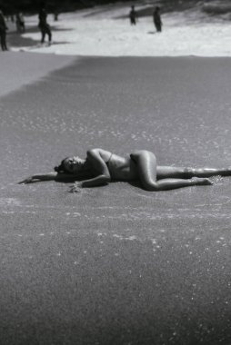 Huzurlu ve huzurlu bir an. Sahilde sanatsal bir şekilde çekildi. Güzellik ve sükunet sergiliyor.