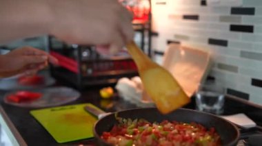 Canlı bir yemek sahnesi. Taze malzemeler ve yemek teması için mükemmel bir aşçı..