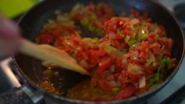 Lezzetli bir kızartma için taze sebzeler sotelenir.