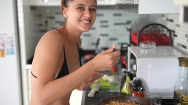 Bir kadın sıcacık mutfağında lezzetli, sağlıklı bir kahvaltıdan mutlu bir şekilde zevk alır, rahat bir sabah havasını kucaklayarak.