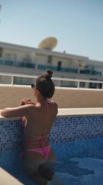 Havuz kenarında sakin bir an. Canlı yaz atmosferleri ve açık havada rahatlama.