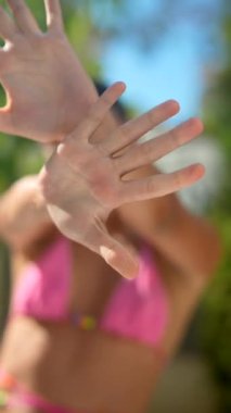 Canlı bir yaz sahnesi. Neşeli bir mayo sergileniyor. Güneşli titreşimlerle birlikte bugün sıcaklık ve enerji dolu.