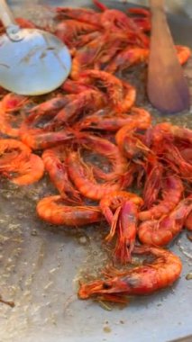 Taze pişmiş karides güzel düzenlenmiş canlı renkler ve baştan çıkarıcı dokular sergiliyor.