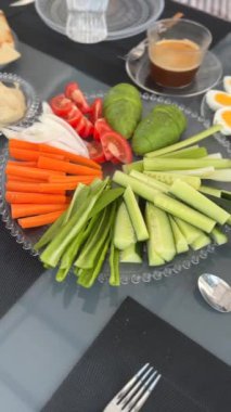 Kahve ve haşlanmış yumurtaların yanında canlı, renkli sebzeler sergilenmesi cazibelerini ön plana çıkarıyor.