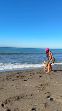 Sahilde güneşin ve dalgaların tadını çıkaran bir insanın geçirdiği gerçekten eğlenceli ve eğlenceli bir gündü.