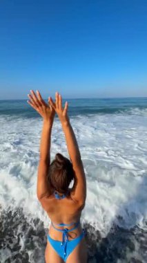 Güzel sahil tarafından çekilen tasasız ve neşeli bir an doğayı ve narin okyanus dalgalarını kutluyor.