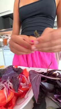 Modern bir mutfakta ustalıkla hazırlanmış taze sebzeler ve aromatik otlardan oluşan canlı bir sahne.