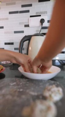 Çağdaş bir mutfak ortamında yemekleri ustalıkla şekillendiren iki el mutfak yaratıcılığı sergiliyor..