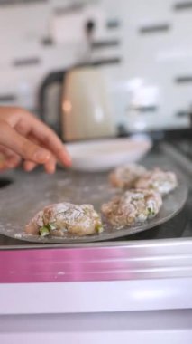 Hafif bulanık bir manzara, çeşitli yemek malzemeleri ve çatal bıçaklarla dolu canlı bir mutfak sahnesi yakalar.