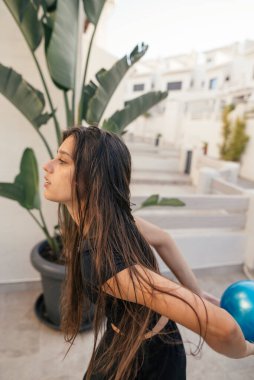 Zarif genç bir kadın zarif ve zarif bir şekilde açık havada yemyeşil bir alanda poz veriyor.