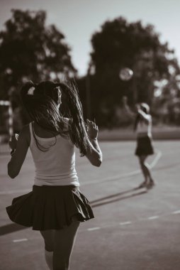 Spor sahasında enerjik ve tutkulu oynayan genç sporcuların canlı ve dinamik bir şekilde ele geçirilmesi