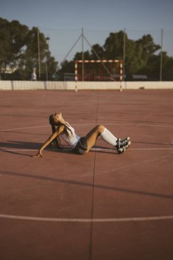 Parlak ve güneşli bir sahada keyifli bir anın tadını çıkaran bir patenci hem spor hem de stil sunar.