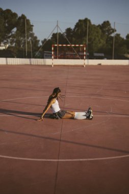 Issız bir kortta, tek bir atlet kendini adama ve özerklik ruhunu somutlaştırarak esniyor.