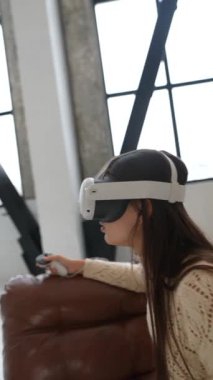 Bir kadın büyüleyici bir sanal gerçeklik oturumunda VR teknolojisinin en son teknolojisini sergiliyor.