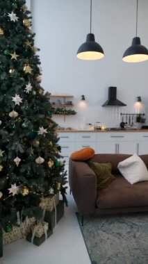 Noel ağacının süslendiği şık bir oturma odası ve tatil sezonu için zarif mobilyalar..