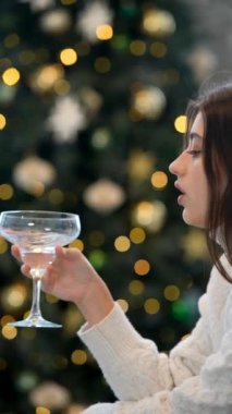 Bir kadın, şenlik sezonunda parıldayan Noel ışıklarıyla çevrili huzurlu bir andan zevk alır.