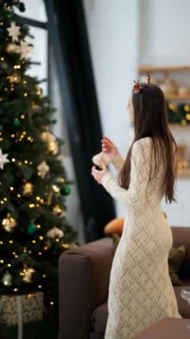 Renkli süveter giyen şık bir kadın, arkadaşları ve ailesiyle birlikte keyifli bir tatilin tadını çıkarıyor.