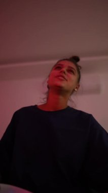 Yumuşak ve sıcak ışık efektleriyle güzelce aydınlatılan neşeli bir anı yakalayan samimi bir portre.