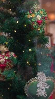 Güzel ve yaratıcı bir Noel ağacı. Canlı ve renkli kalp şekilli süslemelerle süslenmiş.