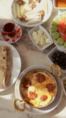 Taze yumurta, renkli sebze, zeytin ve zanaatkar ekmeğin yer aldığı inanılmaz derecede canlı bir Türk kahvaltısının tadını çıkarın.
