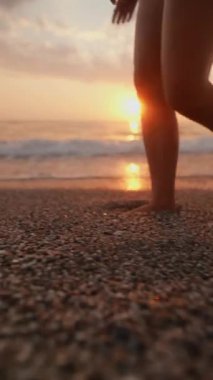 Gün batımında sahilde yalınayak yürürken gerçekten huzurlu ve huzurlu bir an.