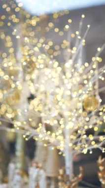 Mevsimsel tasarım ve fotoğrafçılık için mükemmel, sıcak altın ışıklarla dolu, rüya gibi bulanık bir arka plan..