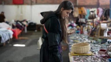 Genç bir kadın, yaratıcılığına ve tutkusuna ilham veren antika hazinelerle dolu canlı bir pazarı keşfediyor.