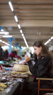 Genç bir zanaatkar canlı ve renkli bir zanaat piyasasında yaratıcı bir projeye tutkuyla bağlandı.