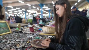 Genç bir kadın, büyüleyici hazinelerle dolu canlı bir pazarda eşsiz mahsulleri hevesle keşfediyor.