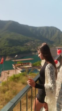 Huzurlu ve huzurlu bir anın tadını çıkarırken nefes kesen bir doğa ve su manzarası.