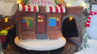 Karlı bir köyü olan büyüleyici bir Noel sahnesi, Noel Baba 'nın kızağı, ve güzel aydınlatılmış şenlikli süslemeler.