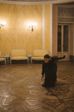 Sanatsal olarak hazırlanmış ve güzel bir klasik odada etkileyici bir dansçı yeteneğini ve yeteneğini sergiler.