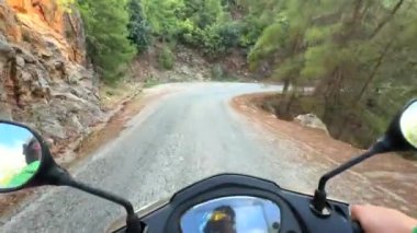 Canlı dağlarda ve manzaralı dolambaçlı yollarda motosiklet sürmenin coşkulu heyecanına kapıl.
