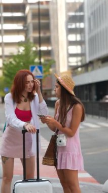 Renkli valizli iki arkadaş şehir keşiflerinin ve unutulmaz seyahat anlarının tadını çıkarıyorlar.
