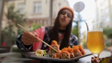 Lezzetli suşi, ferahlatıcı bira ve hareketli bir ortam içeren rahatlatıcı ve keyifli bir yemek deneyiminin tadını çıkarın.