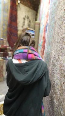 Bir birey farklı tekstil modelleri keşfetmeye çalışır, olağanüstü bir sanatçılık ve olağanüstü bir zanaat sergiler.