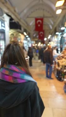 Türkiye 'de bulunan bir dizi yerel el sanatları ve kültürel hazinenin sergilendiği canlı bir pazar sahnesi
