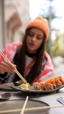 Sıcak bir ortamda nefis bir suşinin tadını çıkarırken sıcak bir battaniyeye sarılmış olarak.